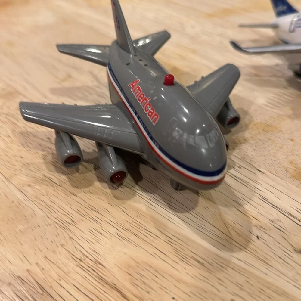 Pullback airplanes American and jet blue.
Vintage toys - Picture 4 of 4